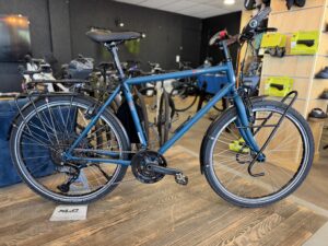 Vélo de ville bleu équipé en magasin