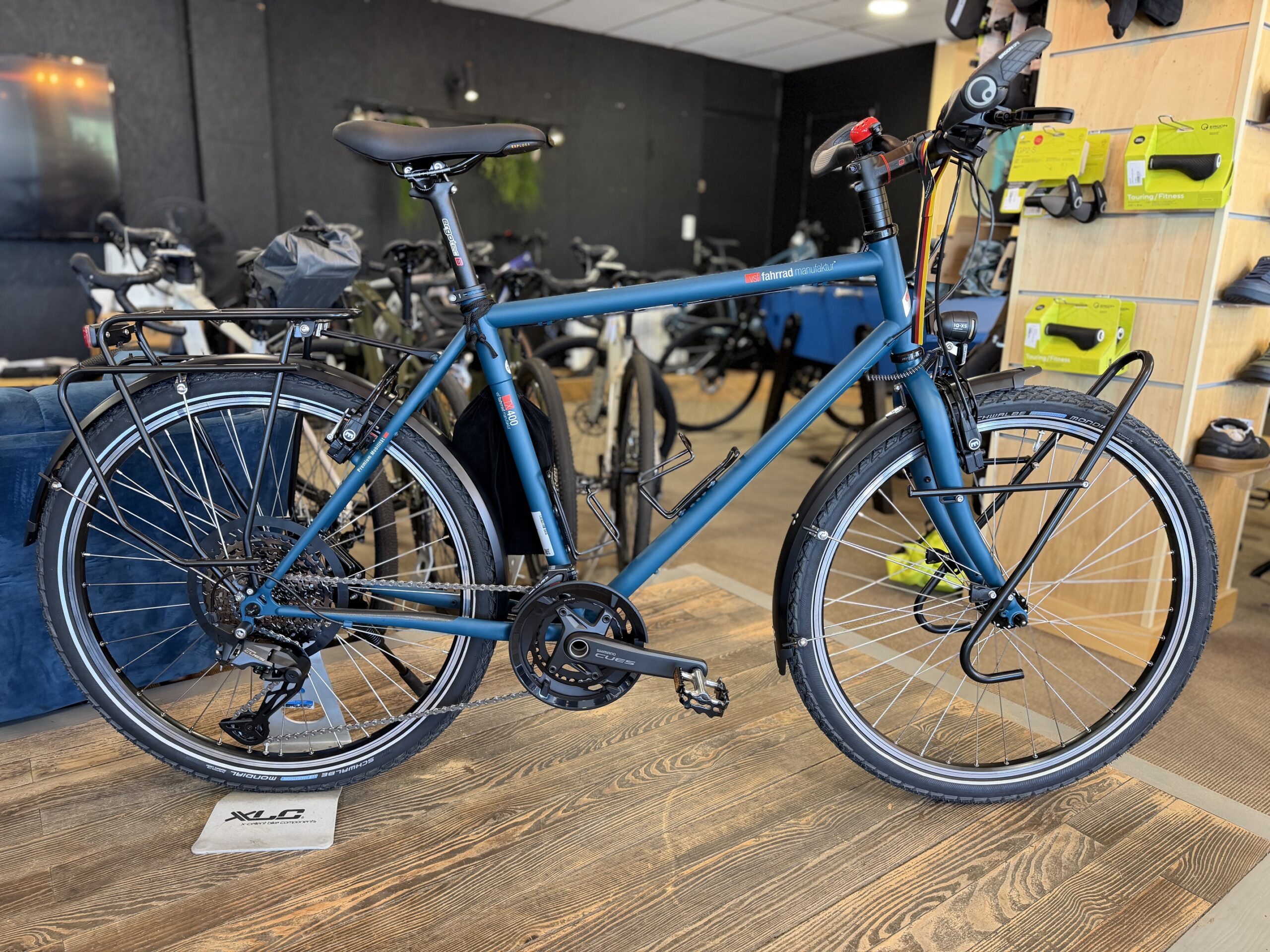 Vélo de ville bleu équipé en magasin